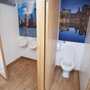 Toilet en urinoirs in toiletwagen Plees Eco 250