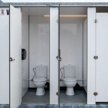 14 deuren toiletcontainer zittoiletten