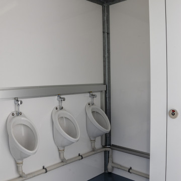 Toiletcontainer met 4 urinoirs