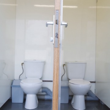 Zittoiletten in toiletcontainer
