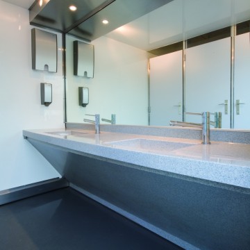 Wasbak met grote spiegel in VIP Toiletcontainer